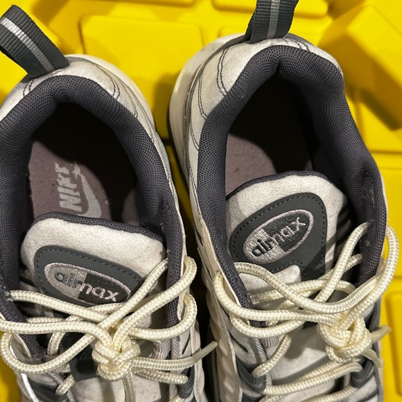 Nike AIRMAX lavender sneakers - Picture 2 of 5